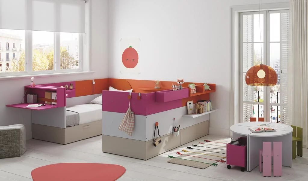 Habitación infantil con dos camas de la colección NEST con diferentes complementos