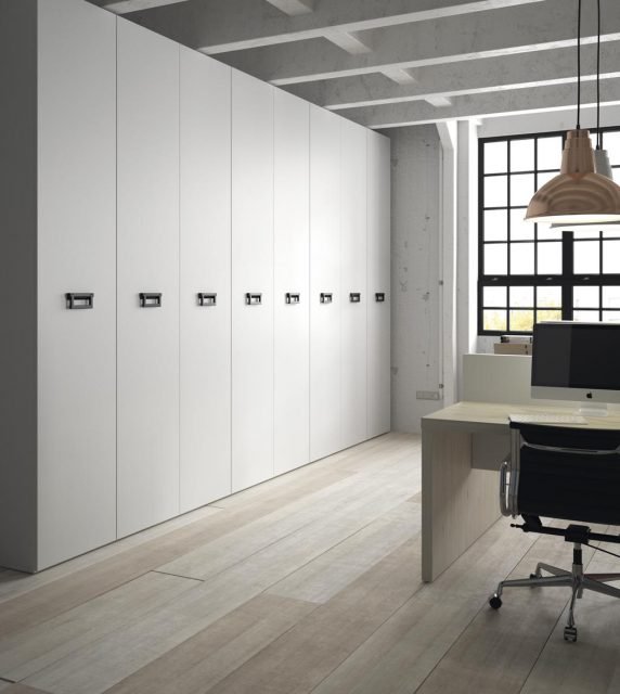 Un gran armario de ocho puertas adaptado para una oficina actual