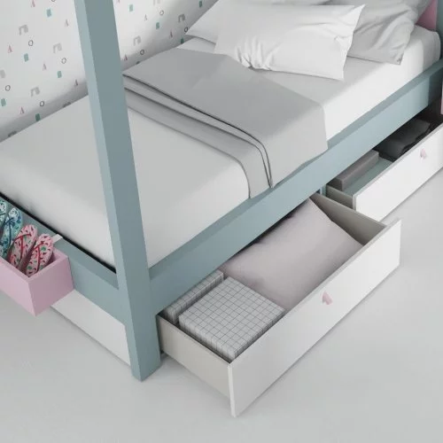 Detalle de los cajones inferiores de la cama con dosel