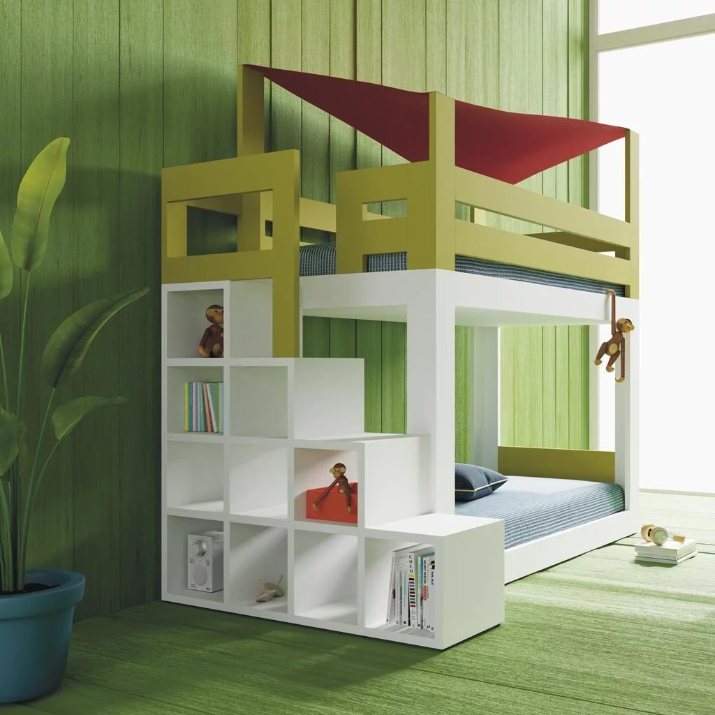 Detalle de los estantes que hacen de escalera en la litera con toldo