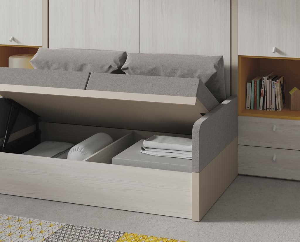 Una cama abatible con sofá y armarios con hueco que te sorprenderán