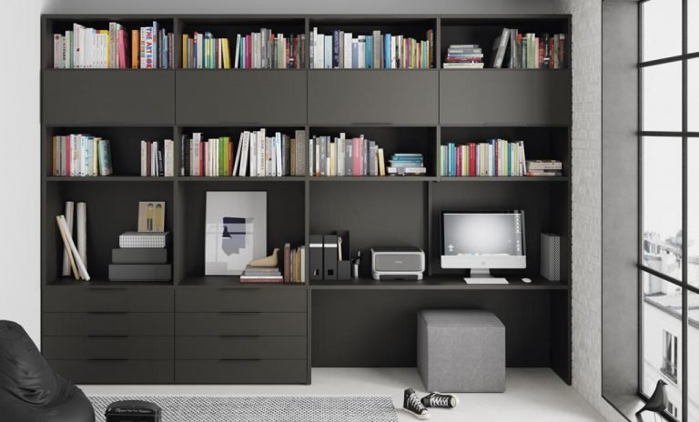 Cama abatible vertical complementada con estanterías y una mesa estudio con cajones En este loft tienes una zona de estantes, cajones y escritorio para disponer de más espacio