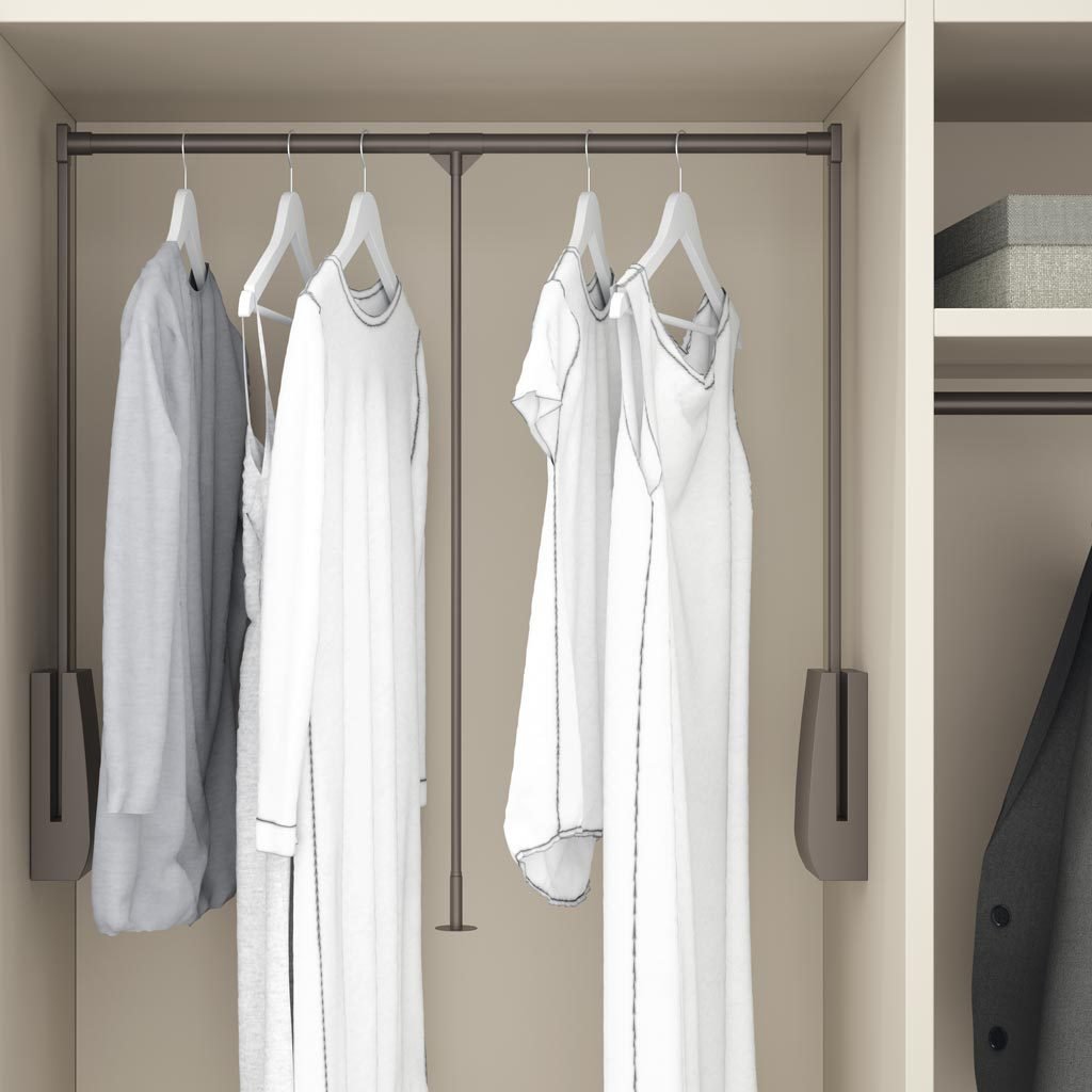 Detalle del interior del armario con la barra abatible para colgar ropa