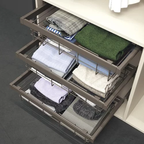 Detalle interior del armario con cestos de alambre extraibles