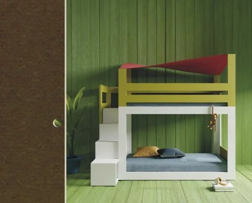 Litera con toldo y escalera hecha con estantes