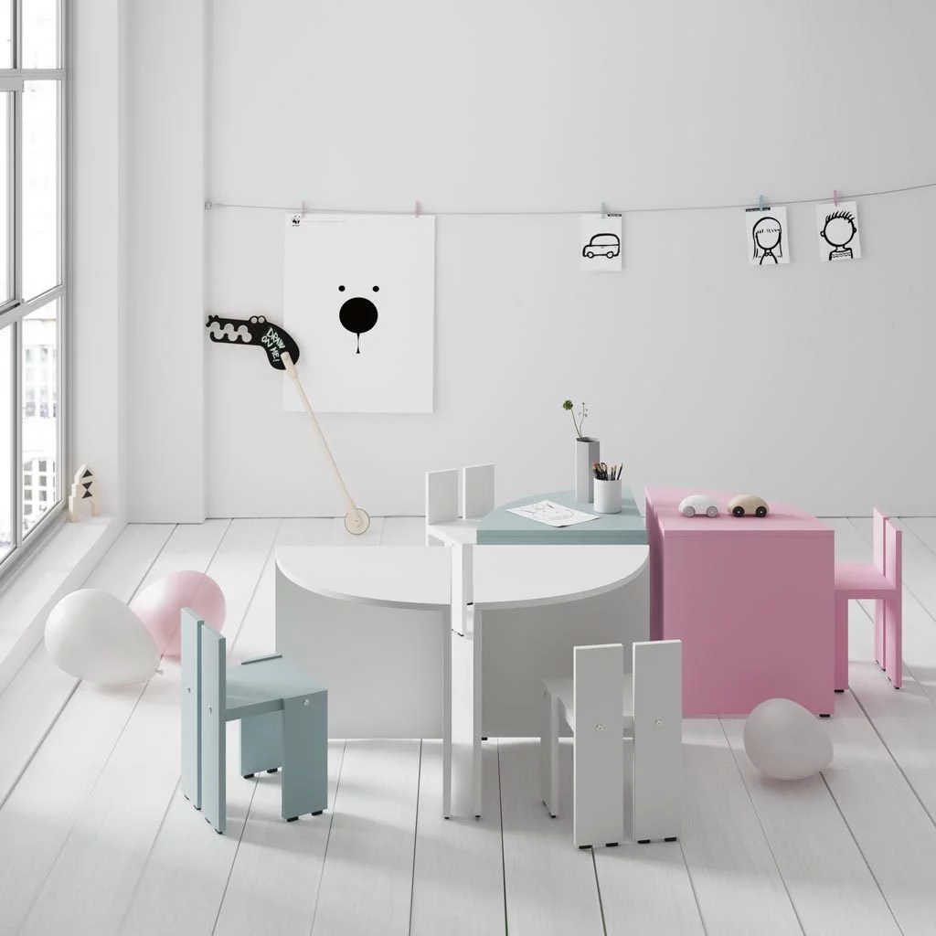 Mesa infantil redonda con sillas modelo ARCO de la colección PUKKA