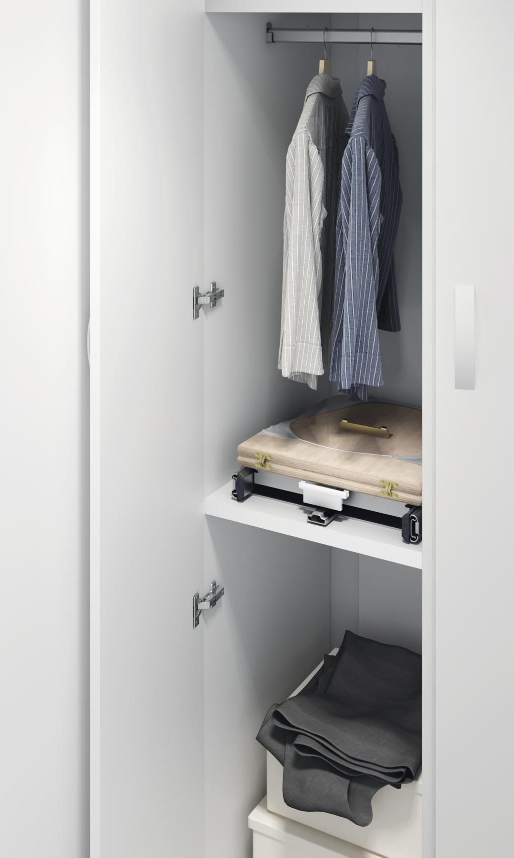 Tabla de planchar plegada dentro armario