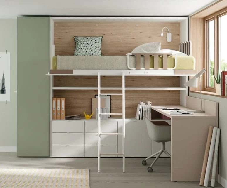 Cama abatible alta abierta para tener una habitación muy funcional Cama abatible alta abierta para tener una habitación muy funcional