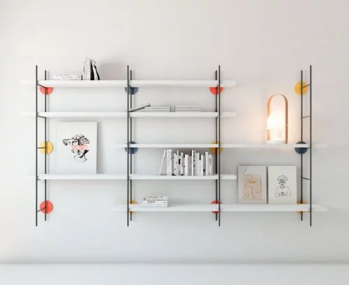 Estantería moderna con detalles metálicos de colores