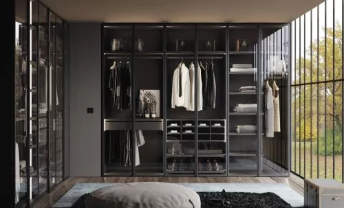Armario vestidor con las puertas de cristal con marco de aluminio
