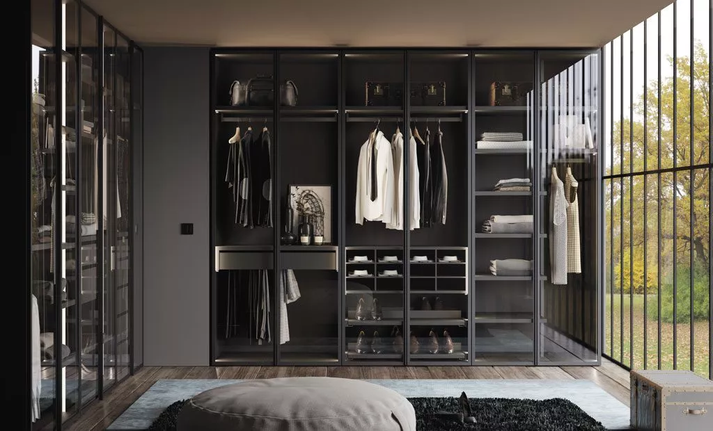 Vestidor con puertas de cristal y diseño interior ajustable