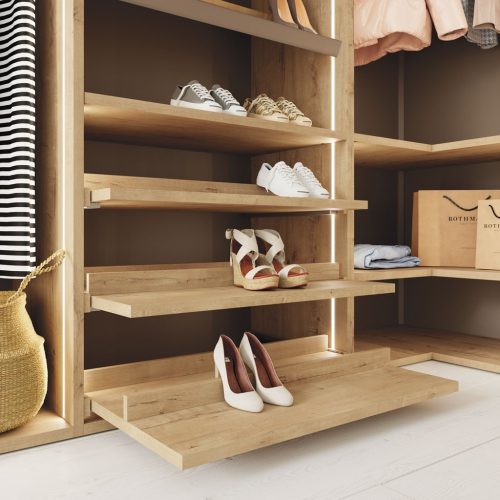 Detalle de las baldas extraíbles zapatero del armario vestidor
