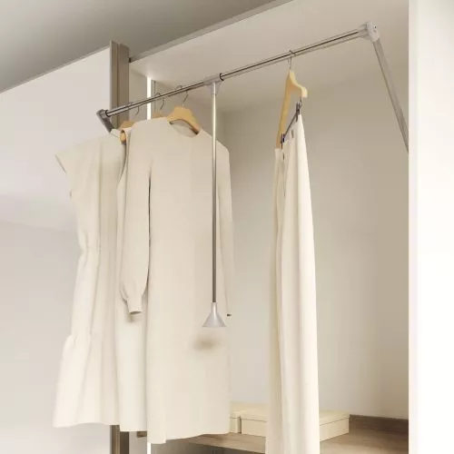 Detalle de la barra abatible para colgar la ropa fácil en el armario