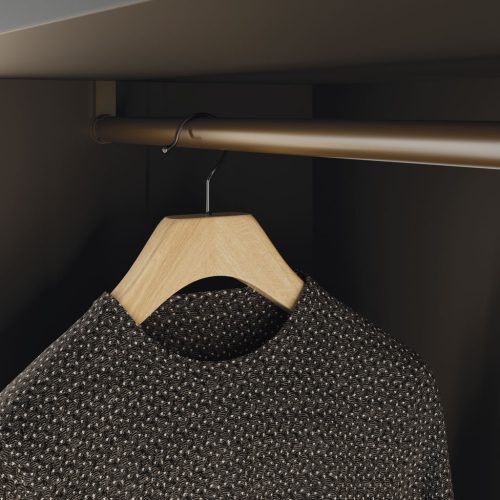 Detalle de la barra redonda para colgar la ropa en el armario