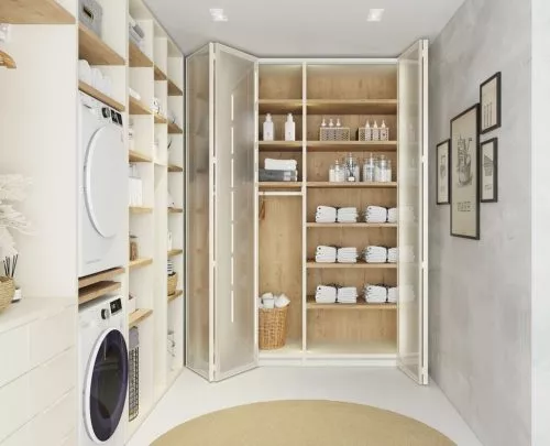 Detalle de la habitación destinada como lavadero con armario de puertas plegables
