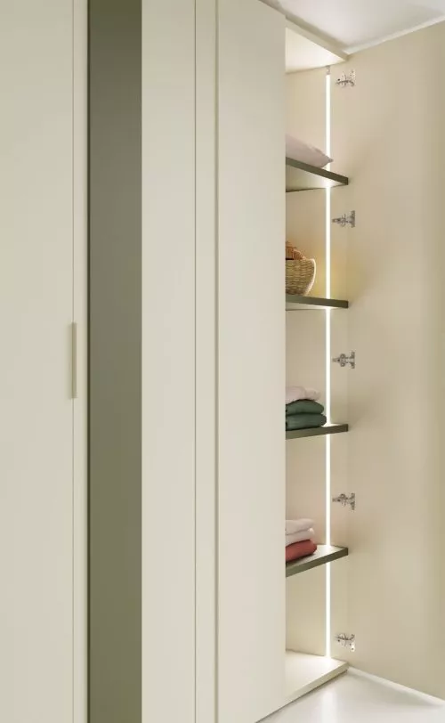 Detalle de las puertas modelo Relief del armario batiente