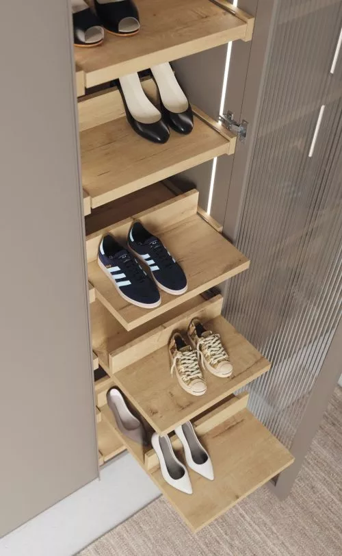 Detalle del zapatero con estantes extraibles en el recibidor