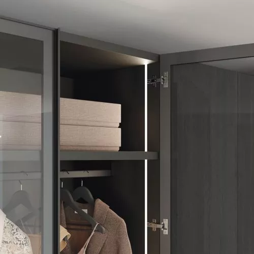 Detalle de la bisagra modelo Basic en las puertas LUX