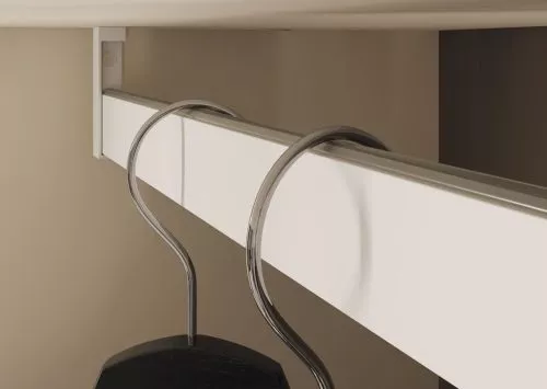 Detalle de la barra de colgar fija con una banda silenciosa de los interiores de armarios