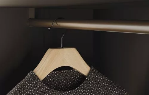 Detalle de la barra de colgar fija de los interiores de los armarios