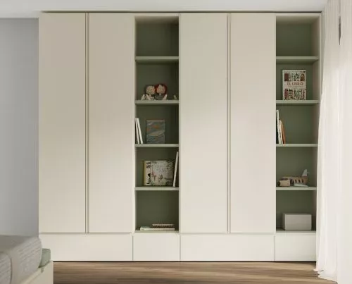 Armario de gran capacidad con puertas batientes