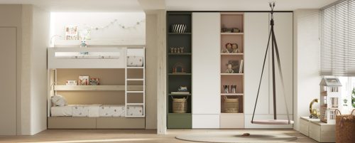 Dormitorio juvenil con armario, litera y separador de espacios.