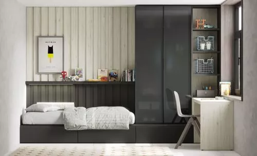 Dormitorio con armario con puertas acristaladas y paneles decorativos
