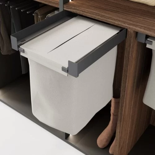 Detalle de las cestas para ropa extraibles de los interiores de armarios Detalle de la cesta para ropa extraible de los interiores de armarios